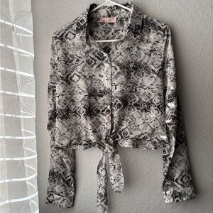 Tie-Front Snake Aztec Print Button-Up Shirt - Black & White Lightweight Large
